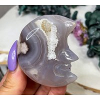 Verschneite Blume Achat Mond Traum Manifestation Stein von NouveauCrystals