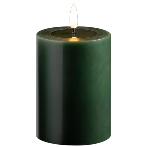 Kleine LED Stumpenkerze mit Timer grün 7,5cm ø, 10cm H, Echtwachspiegel ON/OFF-Timer 6H, 2 AA Batterien nötig LED Echtwachskerze mit Flackereffekt flammenlose Stumpenkerze LED Kerze schmal und klein von Novaliv
