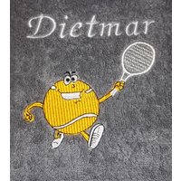 Handtuch Mit Tennismotiv Und Namen Bestickt Handtuch Mit Tennismotiv Und Namen Bestickt von Nowodesign