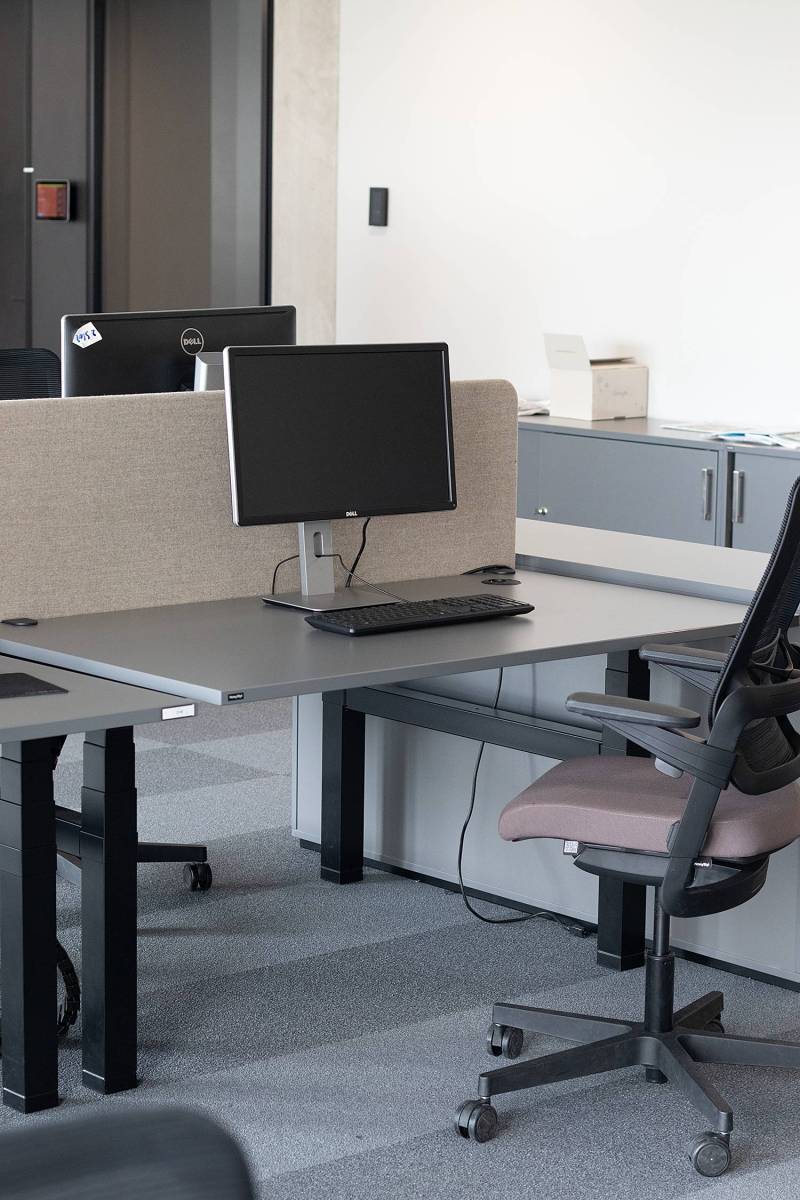 home24 Workbench-Arbeitsplatz eModel 2.0 160cm Grau/Schiefer Höhenverstellbar/Memory Funktion von home24