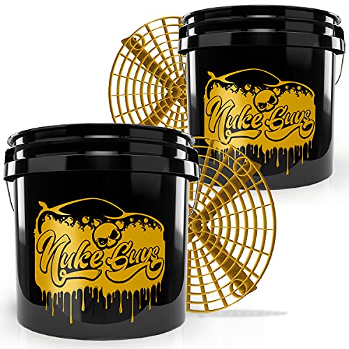 Nuke Guys Golden Bucket, Fallout - Used Look Edition - 2X GritGuard Wascheimer 13 Liter und 2X GritGuard Eiimereinsatz in Gold - Autowascheimer mit Schmutzsieb für die schonende Autowäsche Nuke Guys Golden Bucket, Fallout - Used Look Edition - 2X GritGuard Wascheimer 13 Liter und 2X GritGuard Eiimereinsatz in Gold - Autowascheimer mit Schmutzsieb für die schonende Autowäsche von Nuke Guys