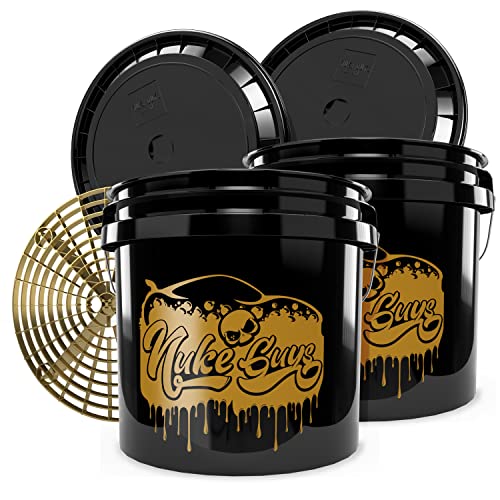 Nuke Guys Golden Bucket Fallout - Used Look Edition - 2X GritGuard Wascheimer 13L, GritGuard Eimereinsatz Gold + 2X Deckel schwarz - Autowascheimer mit Schmutzsieb zur Autowäsche/Motorradwäsche Nuke Guys Golden Bucket Fallout - Used Look Edition - 2X GritGuard Wascheimer 13L, GritGuard Eimereinsatz Gold + 2X Deckel schwarz - Autowascheimer mit Schmutzsieb zur Autowäsche/Motorradwäsche von Nuke Guys