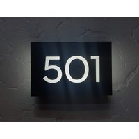 Beleuchtetes Hausschild, Moderne Led Hausnummer, Individuelles Adressschild von NumericSign