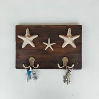 Rustikaler Wandschlüsselhalter Mit Goldenem Seestern, Dunkler Schlüsselhalter Aus Altholz, Eingangsdekor Für Strandhütten von NuriartDeko