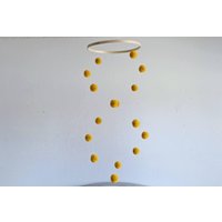 Diy Kit Für Die Natürlichen Pusteblumen Mobile in Senfgelb - Baby Mit Drehenden Bällen Gelbe Kinderzimmer Dekoration Gender Neutral Aufhängung von NurseryofEden