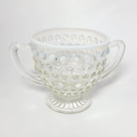 Anker Hocking Moonstone Vintage Glas Zuckerdose Zwei Griffe Opalescent Hobnail von NuthouseVintage