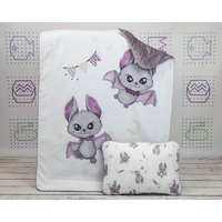 Weiße Baby Fledermäuse Krippe Bettwäsche-Set, Niedliche Vampir Baumwolle Und Minky Bettdecke Flaches Säuglingskissen | Nuva von NuvaArt