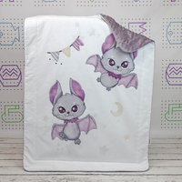 Weiße Baby Fledermäuse Krippendecke, Vampir Personalisierte Minky Decke 75x100 cm/39"x29" | Nuva von NuvaArt