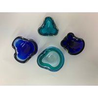 Mid Century Design Set Aus 4 Blauen Muranoglas Schalen, 1970Er Jahre Mid Century Design Set Aus 4 Blauen Muranoglas Schalen, 1970Er Jahre von NuvintageShop