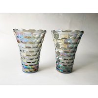 Die Bioluminescent Blau 70S Vintage Set Von 2 Vasen Glas Schillernden Strand Blume 3D Textur Home Decor Dekor Objekte Die Bioluminescent Blau 70S Vintage Set Von 2 Vasen Glas Schillernden Strand Blume 3D Textur Home Decor Dekor Objekte von OBJECTSofMATTER