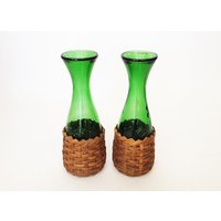 Die Flasche Green Acres Vintage Glaskaraffen Mit Weidenboden Set 2 Großen Wasserkrügen, Servieren, Glaswaren Wohnkultur, Küchengeschirr von OBJECTSofMATTER