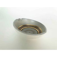 The Orbit Into Infinity Vintage 1970Er Jahre Aschenbecher Keramik Boho Sante Fe Mexikanisch Mid Century Modern Gold Swirl Grau Stäbchen von OBJECTSofMATTER