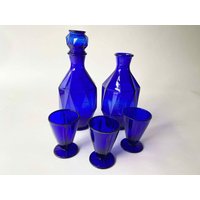 The Sapphire Sophisticate Set Von 5 Vintage 60Er Blau Glas Bar X Servier Geo Diamond Shaped Dekanter Cocktail Service Wasserflaschen von OBJECTSofMATTER