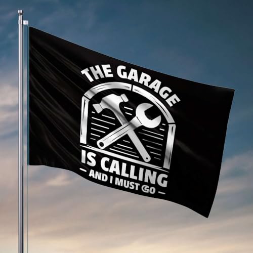 Lustiges College-Dekor "The Garage Is Calling And I Must Go", Flagge, Schlafsaal, lustiges Spielzimmer-Möbel, 120 x 180 cm Lustiges College-Dekor "The Garage Is Calling And I Must Go", Flagge, Schlafsaal, lustiges Spielzimmer-Möbel, 120 x 180 cm von OGBD