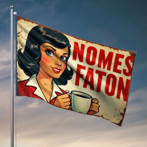 Veranda-Flagge Frau mit Kaffeetasse mit Text "Nomes Faton" in kräftigen roten Buchstaben. Flagge Coole Wohnheimflaggen Schlafzimmerzubehör (120 x 180 cm) von OGBD