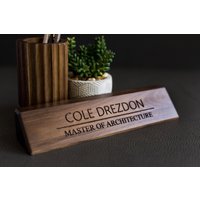Personalisierte Holz-Schreibtisch-Namensplatte, Benutzerdefinierter Schreibtisch-Keil, Namensschild-Büro-Geschenk-Firmenbüro-Geschenke von OHCgifts