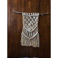 Makramee-Wandbehang Auf Ast | Holz Unbekannt, Handgeknüpft Mit Baumwollseil. Seil-Bereich Misst 10 "x 20" von OLAlosangeles