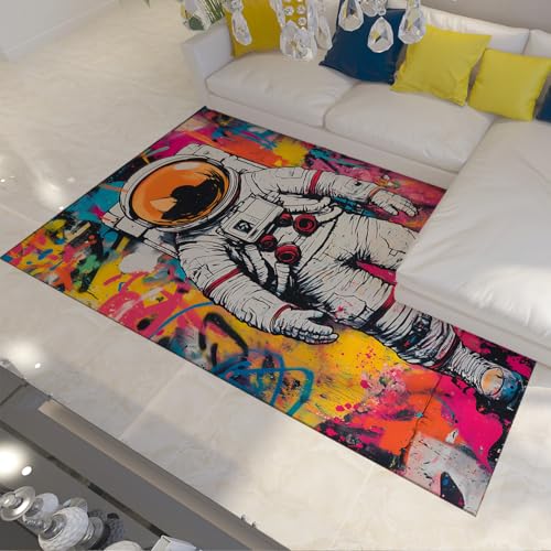 OLLIAR Home Graffiti Astronaut Bereich Teppich Moderne Bunte Fußmatten Teppich für Teen Schlafzimmer rutschfeste niedrigflorige waschbare Teppiche für Wohnzimmer Wohnung 140x200cm OLLIAR Home Graffiti Astronaut Bereich Teppich Moderne Bunte Fußmatten Teppich für Teen Schlafzimmer rutschfeste niedrigflorige waschbare Teppiche für Wohnzimmer Wohnung 140x200cm von OLLIAR Home