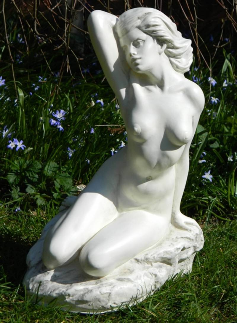 Deko Figur Statue junge Frau Bella Frauenakt sitzend H 32 cm Gartenskulptur Dekofigur aus Kunststoff von OM