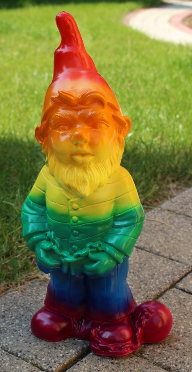 Gartenzwerg Gartenfigur Deko Zwerg Sträfling Gefangener Regenbogen bemalt Pride LGBTQ+ H 36 cm von OM