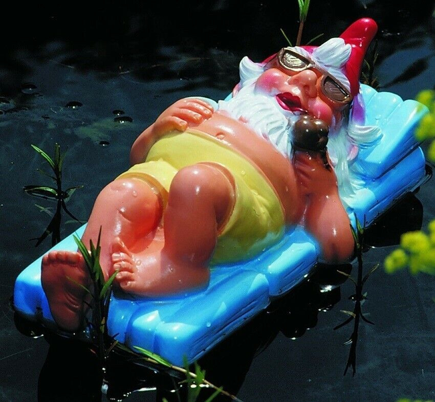 Gartenzwerg Urlauber mit Pfeiffe schwimmend Figur Zwerg L 37cm Gartenfigur Teichfigur aus Kunststoff von OM
