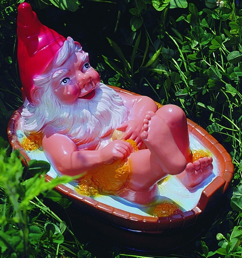 Gartenzwerg in der Badewanne Figur Zwerg Breite 24 cm x Länge 33 cm Teichfigur aus Kunststoff von OM