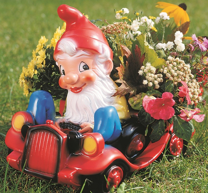 Gartenzwerg sitzend mit rotem Auto zum Bepflanzen Figur Zwerg L 41 cm Gartenfigur aus Kunststoff von OM