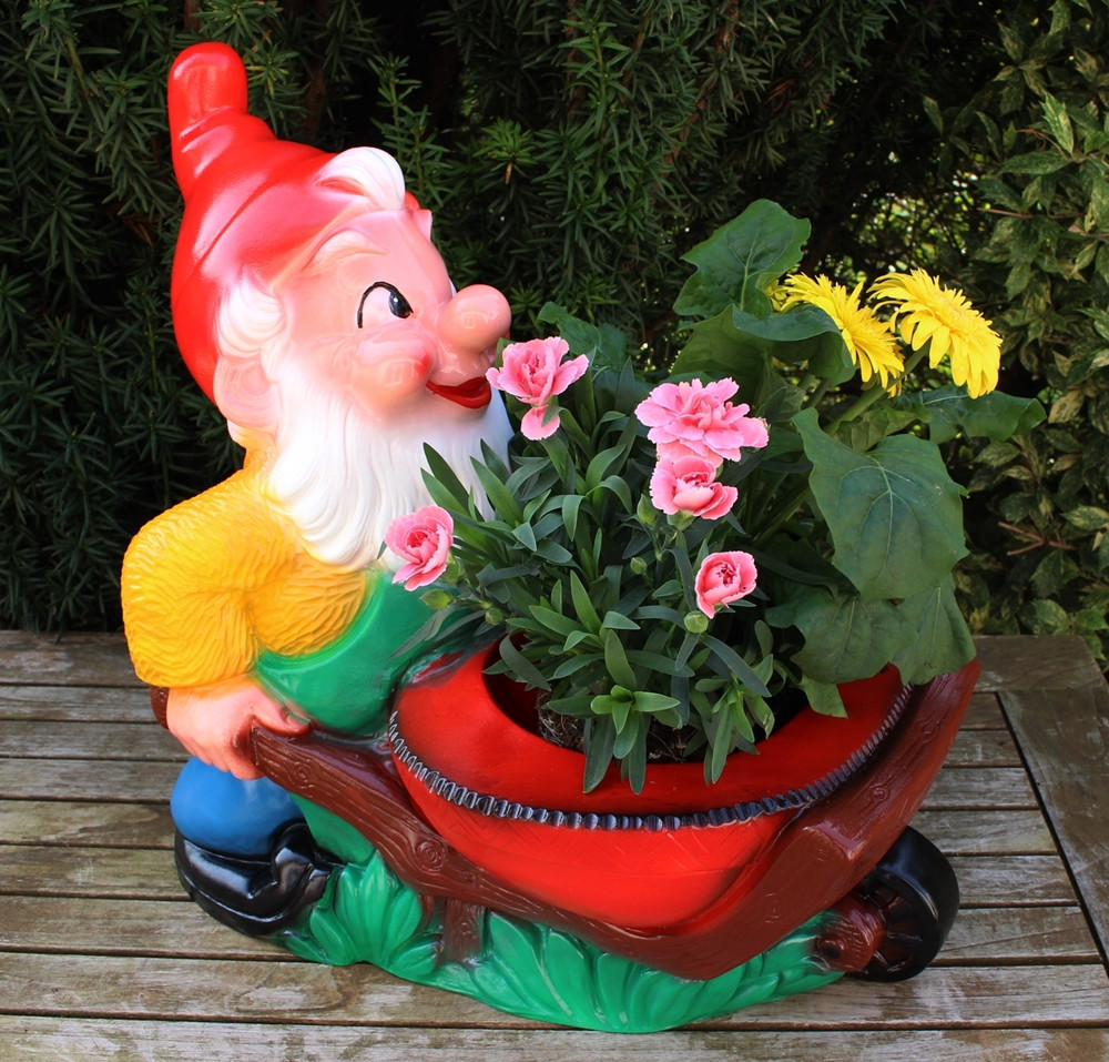Gartenzwerg mit Pflanzkarre zum Bepflanzen Figur Zwerg Blumentopf H 43 cm aus Kunststoff von OM