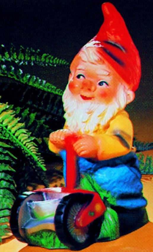Gartenzwerg mit Rasenmäher Figur Zwerg H 34 cm Gartenfigur aus Kunststoff von OM