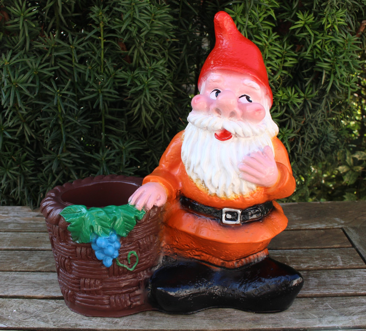 Gartenzwerg stehend mit Pflanztopf Figur Zwerg H 25 cm Gartenfigur aus Kunststoff von OM