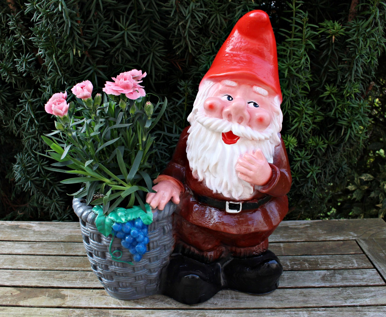 Gartenzwerg stehend mit Pflanztopf Blumentopf zum Bepflanzen Figur Zwerg H 37 cm aus Kunststoff von OM