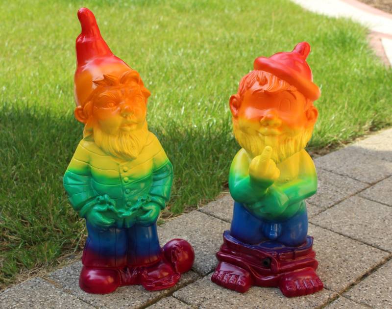 Set: 2-er Satz Gartenzwerge Zwerg Mittelfinger Bewegungsmelder u. Sträfling Regenbogen Pride von OM