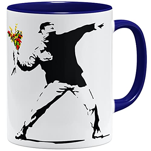 OM3® Flower Thrower Banksy Tasse Blumenwerfer | Keramik Becher | 11oz 325ml | Beidseitig Bedruckt | Dunkelblau von OM3