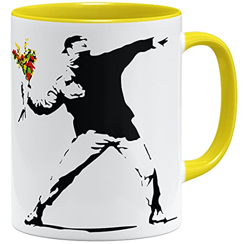 OM3® Flower Thrower Banksy Tasse Blumenwerfer | Keramik Becher | 11oz 325ml | Beidseitig Bedruckt | Gelb von OM3