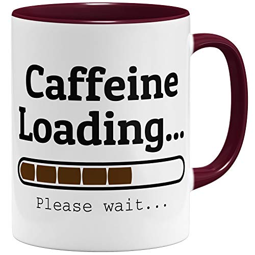 OM3® Caffeine Loading Kaffee Statement Tasse mit Spruch | Keramik Becher | 11oz 325ml | Beidseitig Bedruckt | Bordeaux von OM3