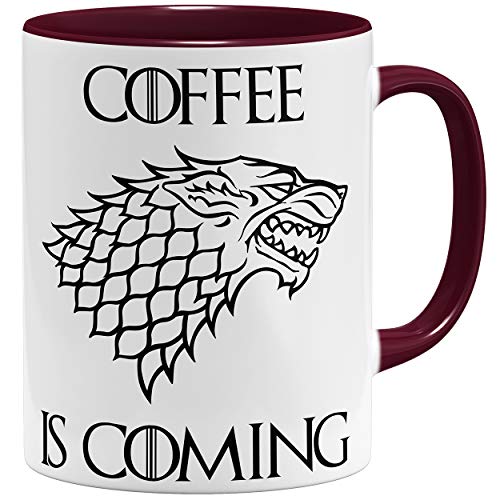 OM3® Coffee is Coming Statement Tasse mit Spruch | Keramik Becher | 11oz 325ml | Beidseitig Bedruckt | Bordeaux von OM3