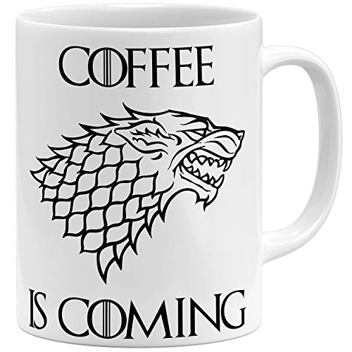 OM3® Coffee is Coming Statement Tasse mit Spruch | Keramik Becher | 11oz 325ml | Beidseitig Bedruckt | Weiss von OM3