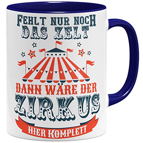 OM3® Fehlt nur noch das Zelt, dann wäre der Zirkus Hier komplett Tasse mit Spruch | Keramik Becher | 11oz 325ml | Beidseitig Bedruckt | Dunkelblau von OM3