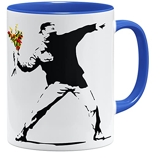 OM3® Flower Thrower Banksy Tasse Blumenwerfer | Keramik Becher | 11oz 325ml | Beidseitig Bedruckt | Royalblau von OM3