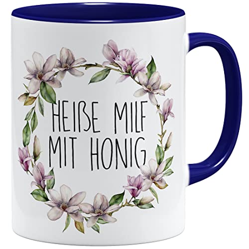 OM3® witzige Kaffee-Tasse mit Spruch - Heiße Milf mit Honig - kitschig Blumen - Keramik Becher - 325ml - Beidseitig Bedruckt - Dunkelblau von OM3
