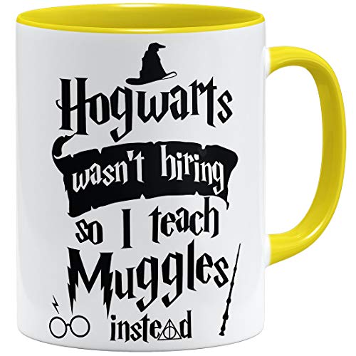 OM3® Hogwarts Wasn't Hiring so I Teach Muggles Instead Tasse | Keramik Becher | 11oz 325ml | Beidseitig Bedruckt | Gelb von OM3