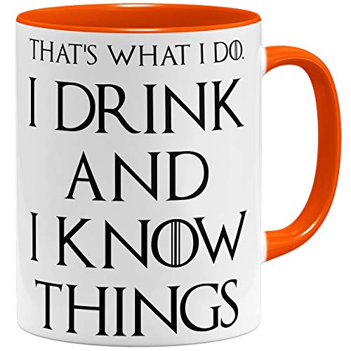 OM3® I Drink and I Know Things Tasse mit Lustigem Spruch | Keramik Becher | 11oz 325ml | Beidseitig Bedruckt | Orange von OM3