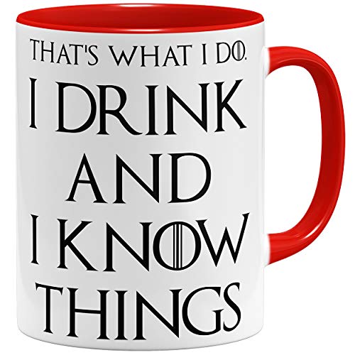 OM3® I Drink and I Know Things Tasse mit Lustigem Spruch | Keramik Becher | 11oz 325ml | Beidseitig Bedruckt | Rot von OM3