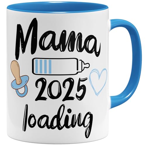 OM3® Mama Loading 2025 Kaffee-Tasse mit süßem Spruch - Lustige Schwangerschaftsverkündung für Jungen Boy - Keramik Becher - 325ml - Beidseitig Bedruckt - Hellblau von OM3