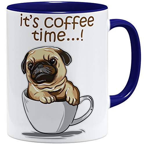 OM3® Pug It's Coffee Time Mops Tasse mit Hundemotiv | Keramik Becher | 11oz 325ml | Beidseitig Bedruckt | Dunkelblau von OM3