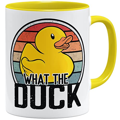 OM3® What The Duck - lustige Tasse mit Ente - Spruch - Statement | Keramik Becher | 11oz 325ml | Beidseitig Bedruckt | Gelb von OM3