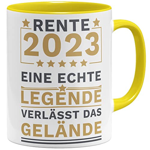 OM3® eine Legende verlässt das Gelände - Rente 2023 Tasse mit Spruch Abschiedsgeschenk Ruhestand| Keramik Becher | 11oz 325ml | Beidseitig Bedruckt | Gelb von OM3