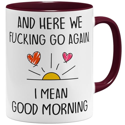 OM3® lustige Tasse mit Spruch - Here we Fucking go Again - Good Morning | Keramik Becher | 11oz 325ml | Beidseitig Bedruckt | Bordeaux von OM3