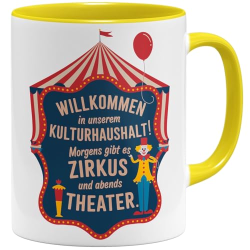 OM3® witzige Kaffee-Tasse mit Spruch - Chaos Familie Familienleben - Morgens Zirkus abends Theater II - Keramik Becher - 325ml - Beidseitig Bedruckt - Gelb von OM3