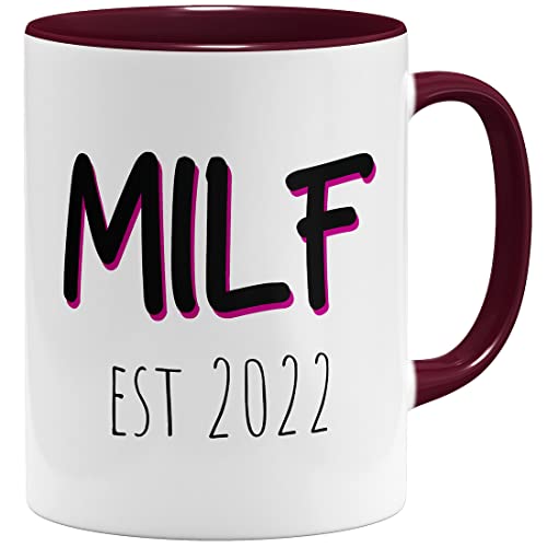 OM3® witzige Milf est 2022 Tasse Tasse mit Spruch | Keramik Becher | 11oz 325ml | Beidseitig Bedruckt | Bordeaux von OM3